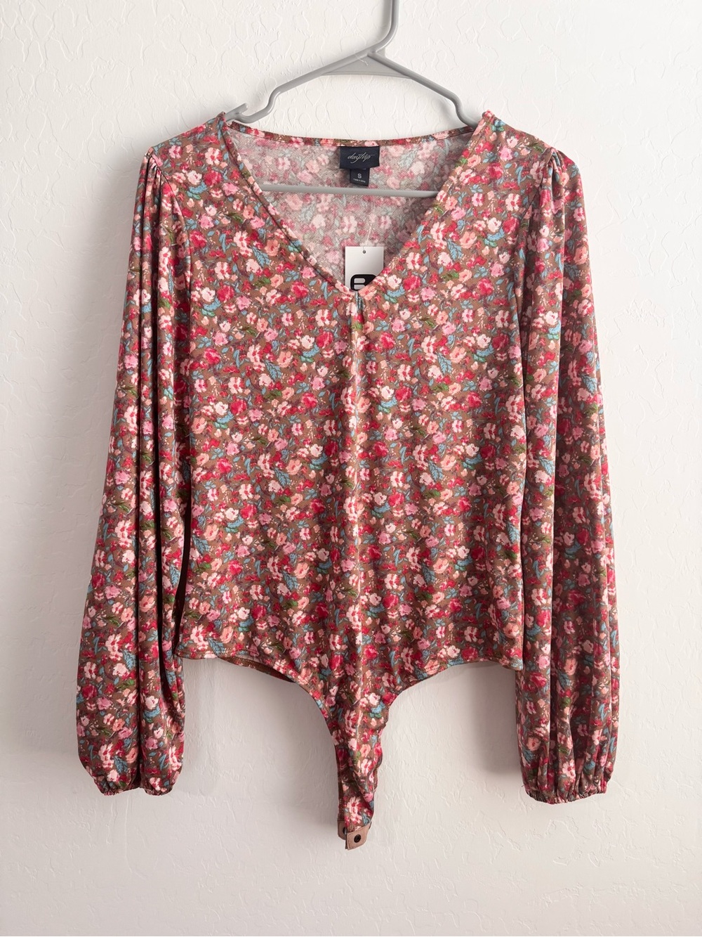 NWT! Small Daytrip (from Buckle) - Soft Floral V-Neck Bodysuit Top - Brown/Pink